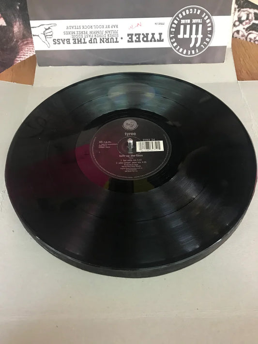 WOODEN TURNTABLE STYLE WALL MOUNT FOR VINYL